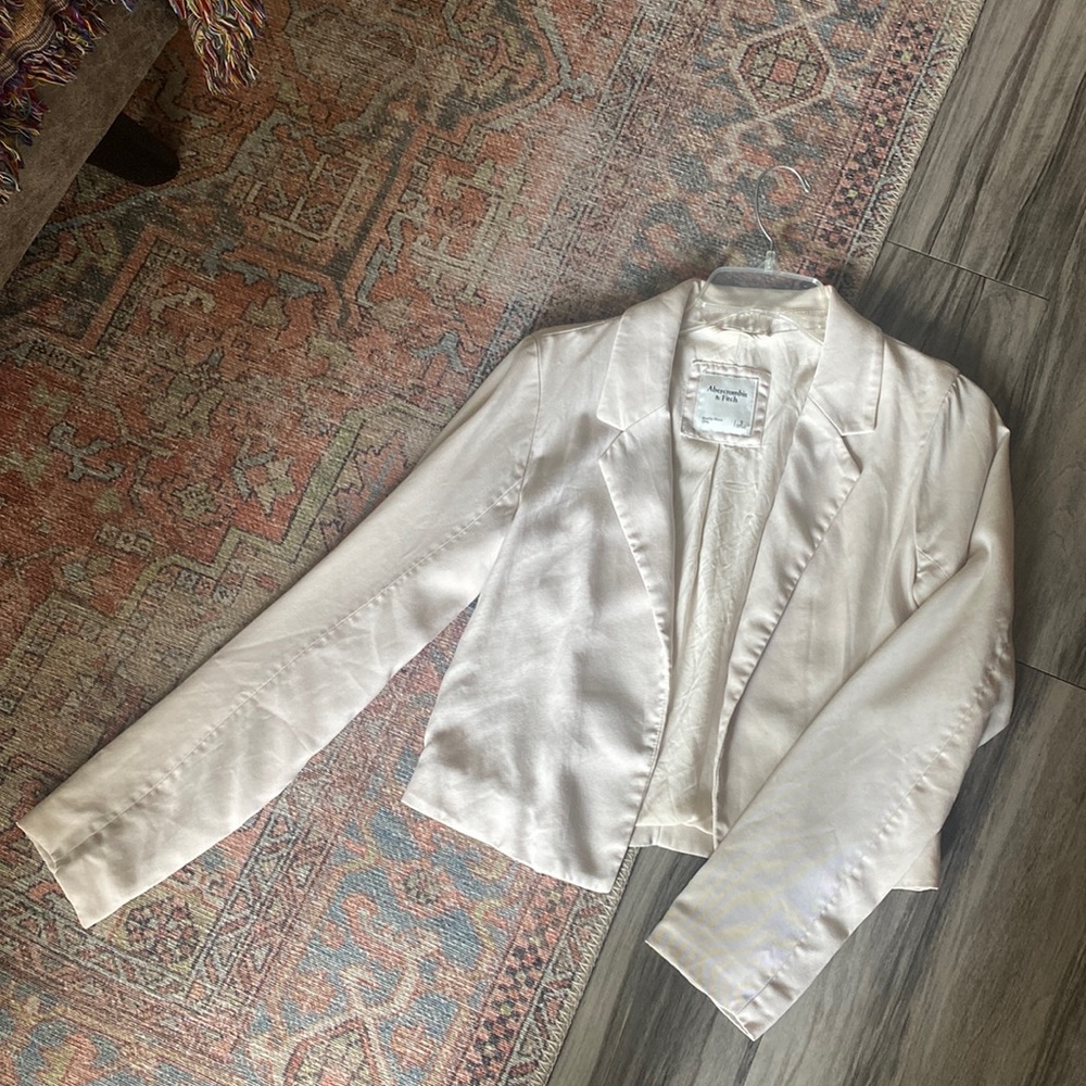 Abercrombie & Fitch Cropped Blazer